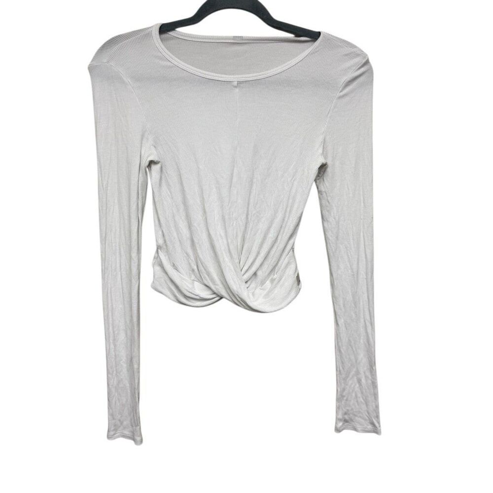 Vuori white ribbed long sleeve shirt size medium